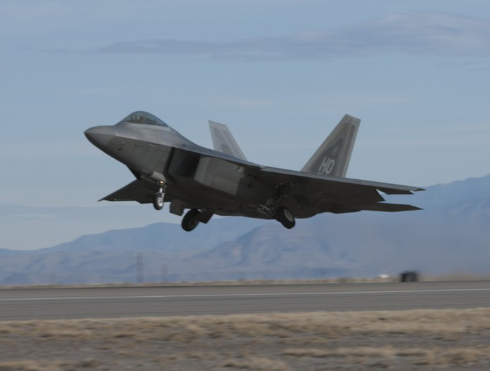 F-22 Raptor hoạt động tại căn cứ không quân Holloman. F-22 Raptor hoạt động tại căn cứ không quân Holloman.
