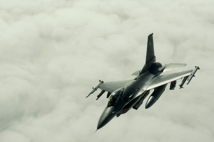 Cảnh máy bay tiếp dầu KC-135 tiếp dầu cho các máy bay F-16 của phi đội số 338, căn cứ không quân Hill, Utah. Cảnh máy bay tiếp dầu KC-135 tiếp dầu cho các máy bay F-16 của phi đội số 338, căn cứ không quân Hill, Utah.