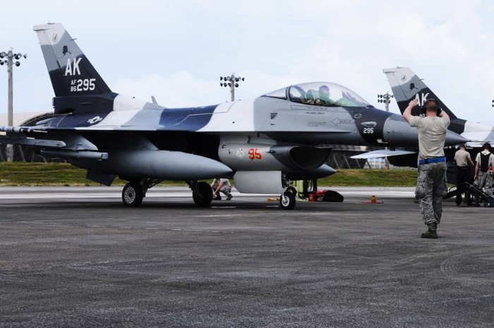 F-16 tại căn cứ không quân Andersen. F-16 tại căn cứ không quân Andersen.