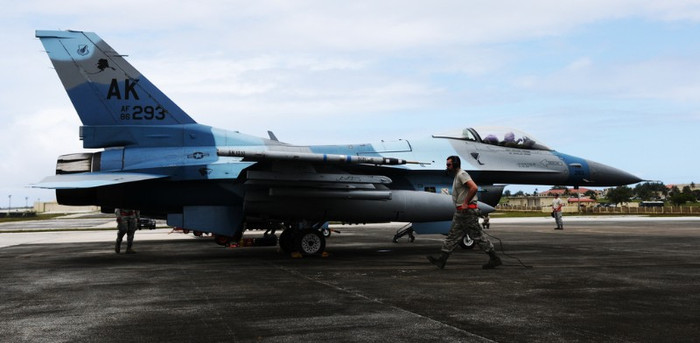 F-16 tại căn cứ không quân Andersen. F-16 tại căn cứ không quân Andersen.