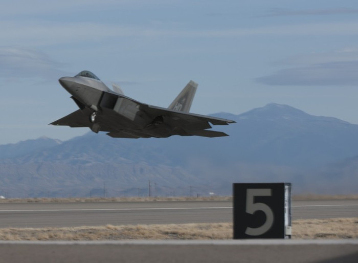 F-22 Raptor hoạt động tại căn cứ không quân Holloman. F-22 Raptor hoạt động tại căn cứ không quân Holloman.