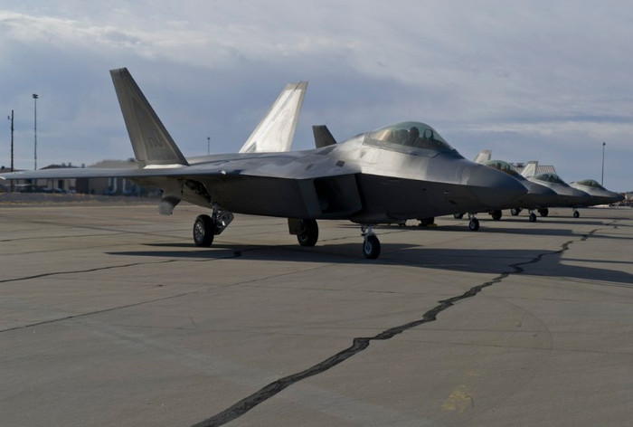 F-22 Raptor hoạt động tại căn cứ không quân Holloman. F-22 Raptor hoạt động tại căn cứ không quân Holloman.