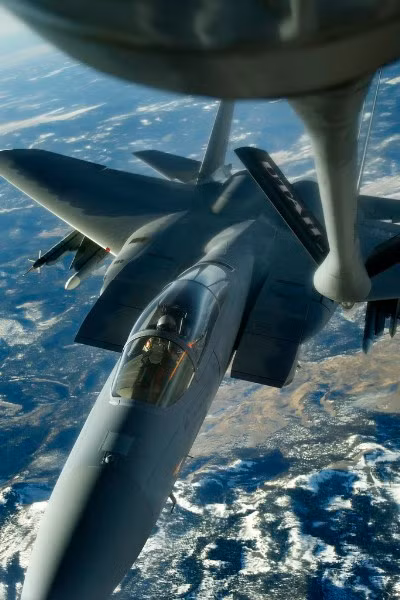 Cảnh tiếp dầu trên không của các máy bay F-15.