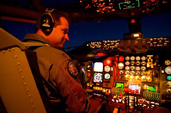 Máy bay KC-135 tiếp dầu cho oanh tạc cơ B-1.