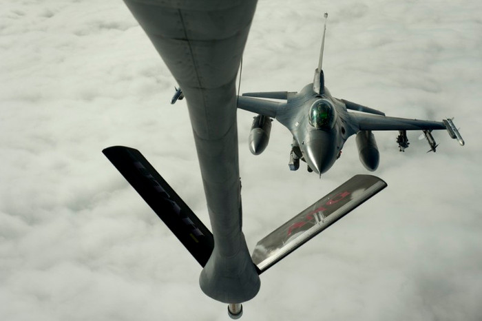 Cảnh máy bay tiếp dầu KC-135 tiếp dầu cho các máy bay F-16 của phi đội số 338, căn cứ không quân Hill, Utah. Cảnh máy bay tiếp dầu KC-135 tiếp dầu cho các máy bay F-16 của phi đội số 338, căn cứ không quân Hill, Utah.
