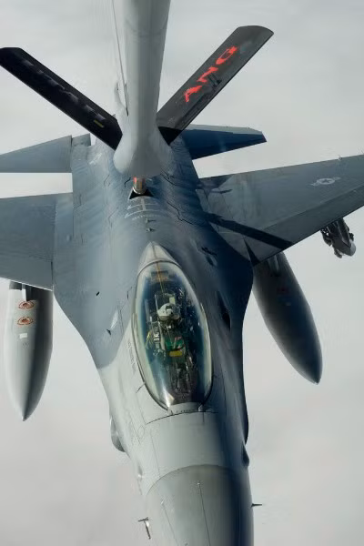 Cảnh máy bay tiếp dầu KC-135 tiếp dầu cho các máy bay F-16 của phi đội số 338, căn cứ không quân Hill, Utah.