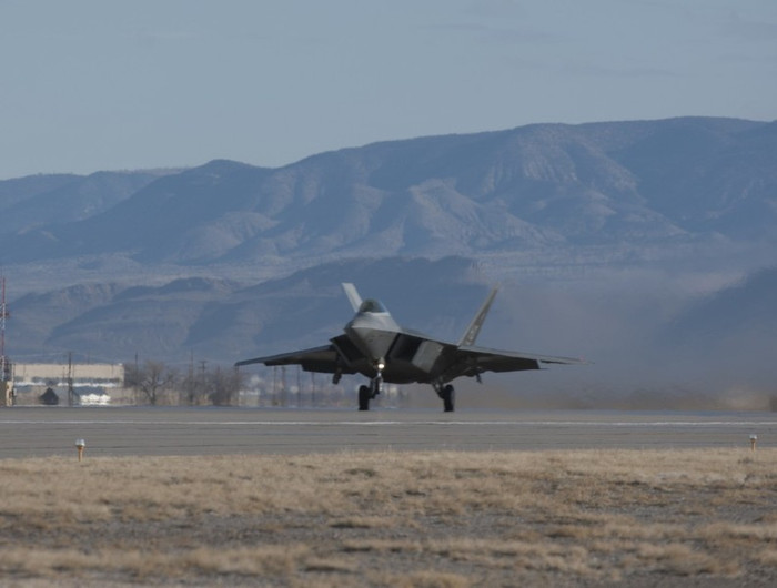 F-22 Raptor hoạt động tại căn cứ không quân Holloman. F-22 Raptor hoạt động tại căn cứ không quân Holloman.