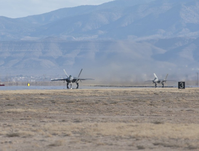 F-22 Raptor hoạt động tại căn cứ không quân Holloman. F-22 Raptor hoạt động tại căn cứ không quân Holloman.