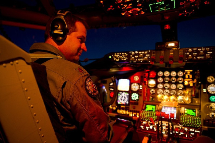 Máy bay KC-135 tiếp dầu cho oanh tạc cơ B-1. Máy bay KC-135 tiếp dầu cho oanh tạc cơ B-1.