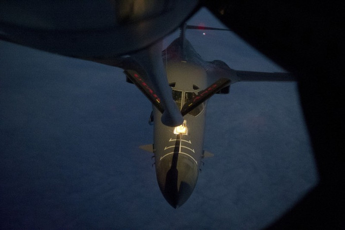 Máy bay KC-135 tiếp dầu cho oanh tạc cơ B-1. Máy bay KC-135 tiếp dầu cho oanh tạc cơ B-1.
