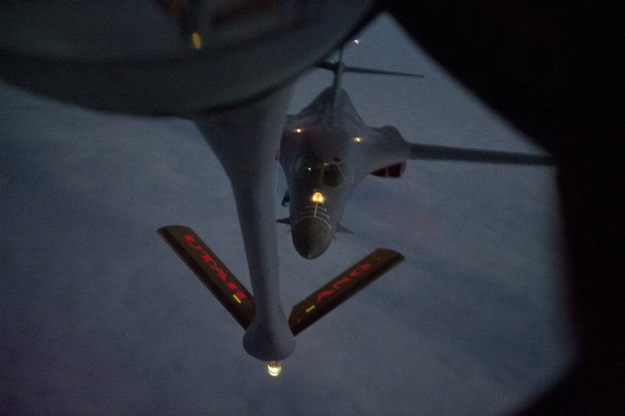 Máy bay KC-135 tiếp dầu cho oanh tạc cơ B-1. Máy bay KC-135 tiếp dầu cho oanh tạc cơ B-1.