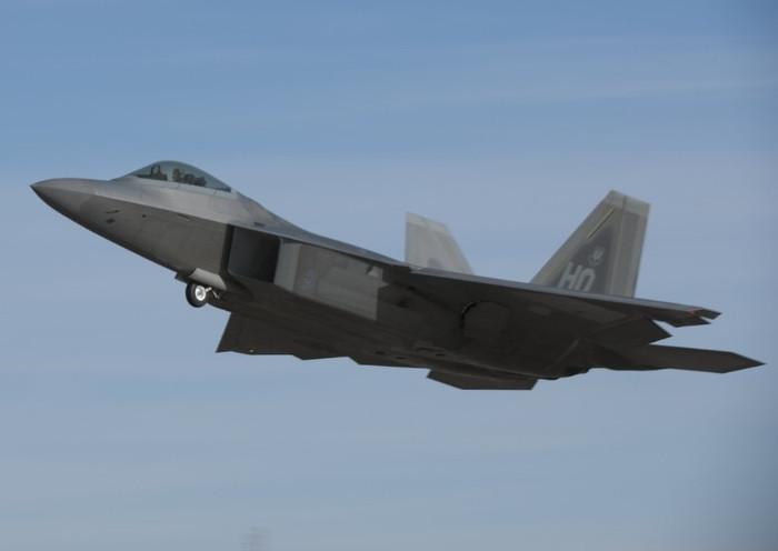 F-22 Raptor hoạt động tại căn cứ không quân Holloman. F-22 Raptor hoạt động tại căn cứ không quân Holloman.