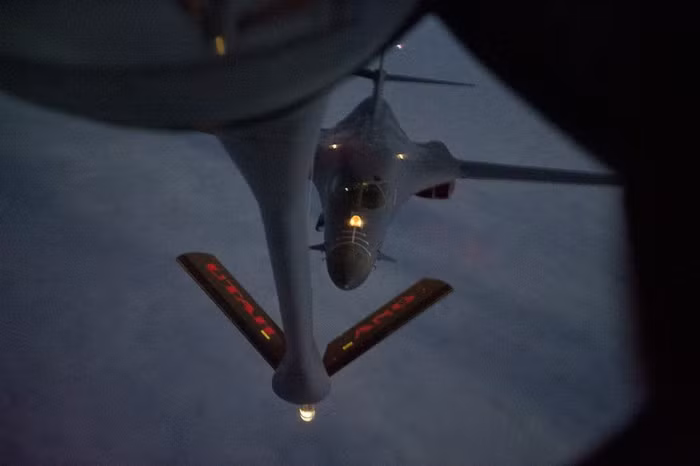 Máy bay KC-135 tiếp dầu cho oanh tạc cơ B-1.