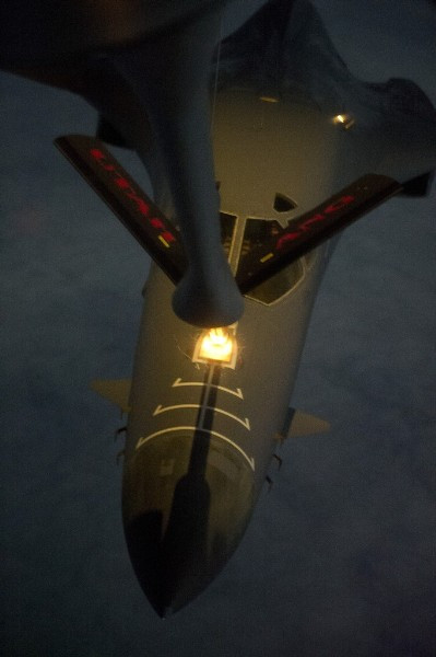 Máy bay KC-135 tiếp dầu cho oanh tạc cơ B-1. Máy bay KC-135 tiếp dầu cho oanh tạc cơ B-1.