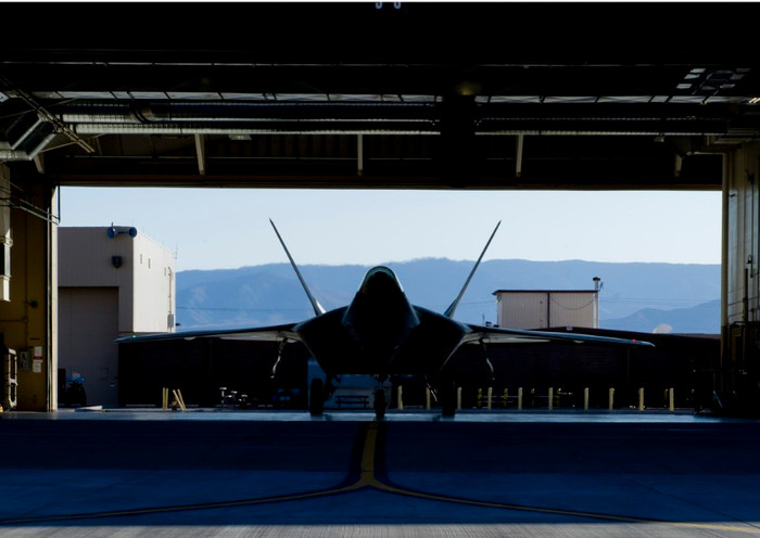 F-22 Raptor hoạt động tại căn cứ không quân Holloman. F-22 Raptor hoạt động tại căn cứ không quân Holloman.