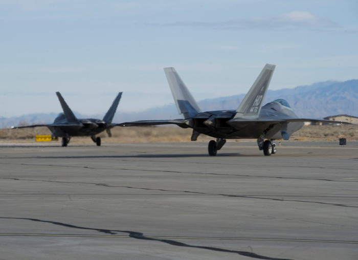 F-22 Raptor hoạt động tại căn cứ không quân Holloman. F-22 Raptor hoạt động tại căn cứ không quân Holloman.