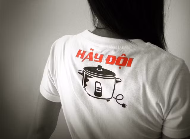 Một số ít bạn trẻ cần nghiêm túc hơn nữa trong việc đội mũ bảo hiểu khi tham gia giao thông vì nó sẽ bảo vệ tính mạng và sức khỏe của chính các bạn. Không nên có sự chống đối theo kiểu bạn ở trong ảnh.