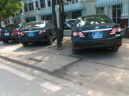 Hàng loạt xe công chúc mừng Bí thư Tỉnh ủy nhận bằng Tiến sĩ