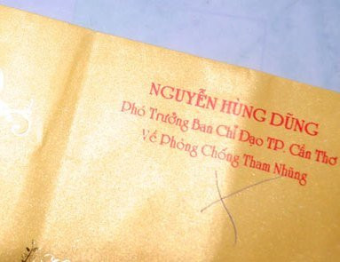 Tên, chức vụ của bố chú rể được in ngoài bìa thiệp mời.