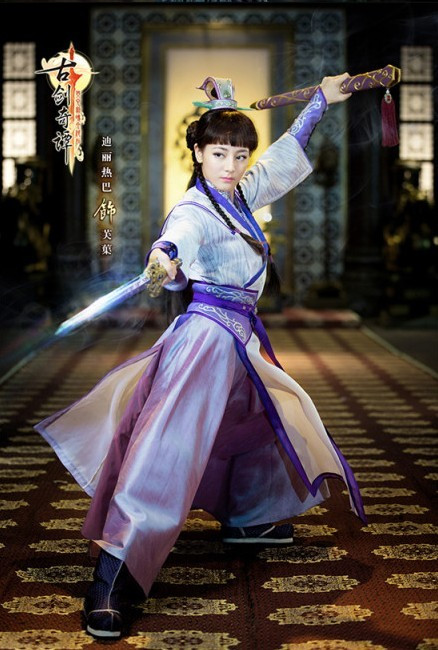 Địch Lệ Nhiệt Ba trong vai Phù Cừ