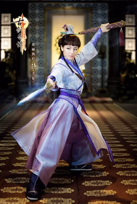 Địch Lệ Nhiệt Ba trong vai Phù Cừ