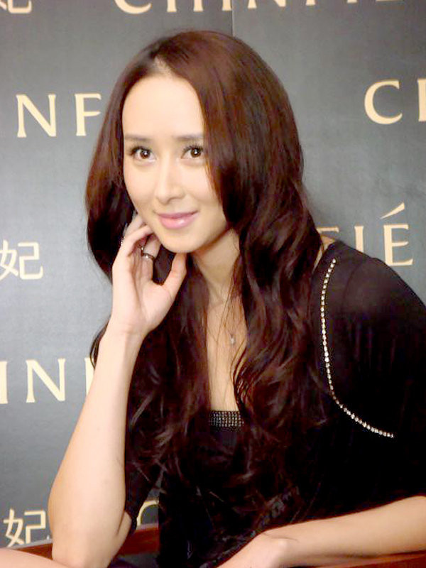 Chân dung người đẹp điềm đạm, dịu dàng và nhu hòa. Có lẽ hình ảnh Hồ Tịnh đã và sẽ khắc sâu trong tâm trí khán giả 15 năm đã qua, 15 năm sau này, hay mãi về sau.... Xem thêm: Ảnh hiếm: Chặng đường nhan sắc của "nữ thần mắt tím" Elizabeth Taylor Chân dung người đẹp điềm đạm, dịu dàng và nhu hòa. Có lẽ hình ảnh Hồ Tịnh đã và sẽ khắc sâu trong tâm trí khán giả 15 năm đã qua, 15 năm sau này, hay mãi về sau.... Xem thêm: Ảnh hiếm: Chặng đường nhan sắc của "nữ thần mắt tím" Elizabeth Taylor