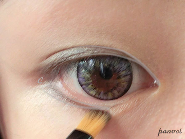 Với vùng mí mắt trên và nửa phần sau mí mắt dưới thì đánh màu xám đậm hơn. Xem thêm: "Lên đời" nhan sắc nhờ trang điểm.