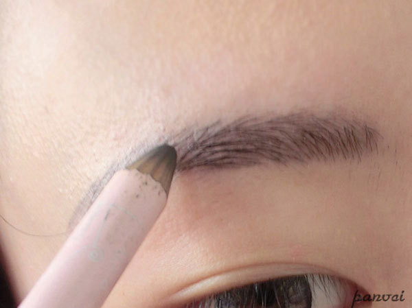 Trước khi trang điểm cho mắt, điều cần thiết chính là vẽ lông mày sao cho thật tự nhiên, không quá đậm để tạo nên sự hài hòa với mắt. Xem thêm: "Lên đời" nhan sắc nhờ trang điểm.