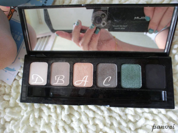 Chuẩn bị sẵn bốn màu nền trang điểm cho mắt. Xem thêm: "Lên đời" nhan sắc nhờ trang điểm.