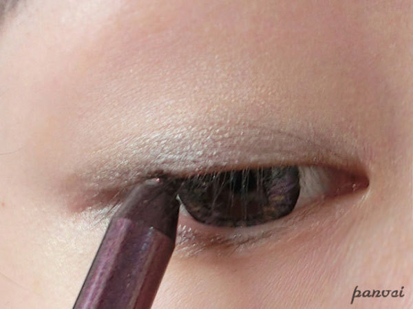 Rồi dùng bút tán màu nâu bóng đánh lên mắt. Xem thêm: "Lên đời" nhan sắc nhờ trang điểm.