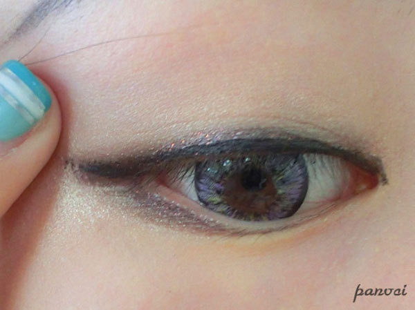 Nhớ sau phần đuôi mắt kẻ kéo dài một chút để giúp đôi mắt trở nên lớn hơn. Xem thêm: "Lên đời" nhan sắc nhờ trang điểm.