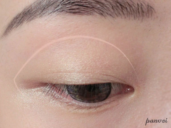 Sau đó mở rộng với phạm vi sau mí mắt và đánh một lớp nhẹ phấn nền màu trắng. Xem thêm: "Lên đời" nhan sắc nhờ trang điểm.