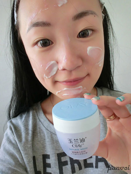 Đầu tiên thoa một lớp kem nền lên mặt để làn da được giữ ẩm và mịn màng thuận tiện cho những bước tiếp theo. Xem thêm: "Lên đời" nhan sắc nhờ trang điểm.