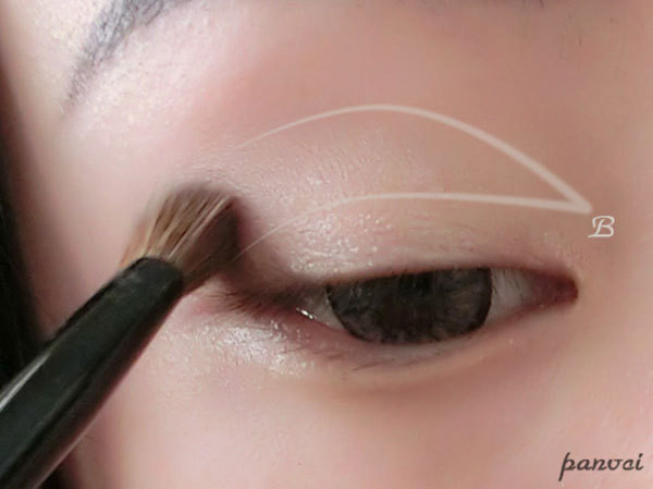 Tiếp đến đánh dấu vùng giữa mi mắt và đánh phấn nền màu nâu nhạt. Xem thêm: "Lên đời" nhan sắc nhờ trang điểm.