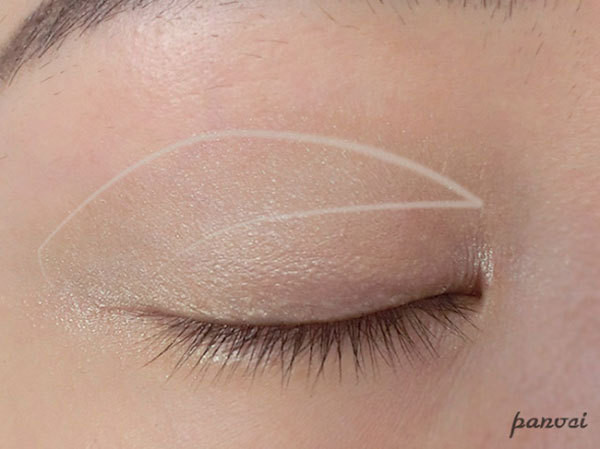 Không đánh từ hốc mắt mà đánh phấn từ phía trên đến đuôi mắt. Xem thêm: "Lên đời" nhan sắc nhờ trang điểm.