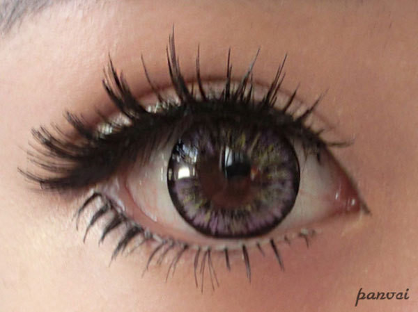 Sau đó nếu muốn đôi mắt cuốn hút hơn thì đính thêm lông mi giả vào. Xem thêm: "Lên đời" nhan sắc nhờ trang điểm.