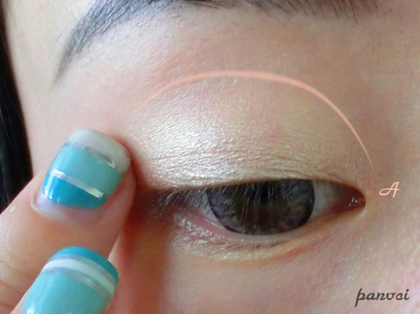 Đầu tiên đánh dấu phạm vi đánh phấn nền trên mí mắt, không được sát chân mày, vùng này sẽ đánh phấn nền màu gần màu da. Xem thêm: "Lên đời" nhan sắc nhờ trang điểm.