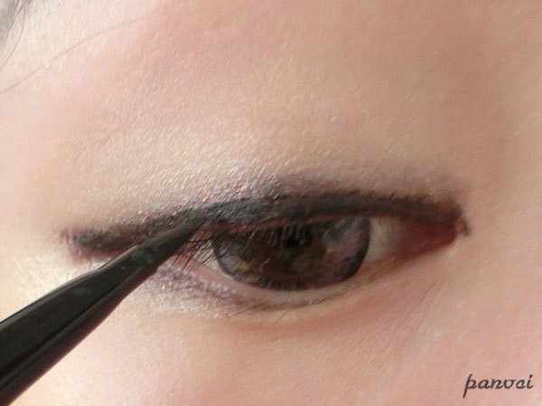 Cuối cùng dùng bút kẻ mắt kẻ một đường viền đạm theo mí mắt trên ra tận đuôi mắt. Xem thêm: "Lên đời" nhan sắc nhờ trang điểm.