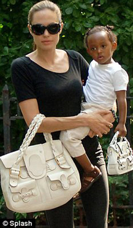 Hai mẹ con nhà Angelina Jolie và Zahara sành điệu cùng cặp túi đôi màu trắng. Rất xinh xắn và dễ thương . Hai mẹ con nhà Angelina Jolie và Zahara sành điệu cùng cặp túi đôi màu trắng. Rất xinh xắn và dễ thương .