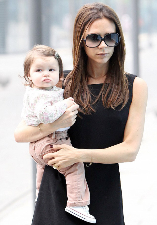 Tuy mới mấy tháng nhưng mái tóc ngắn của bé đã được mẹ diện cho chiếc kẹp đắt giá cùng những bộ đồ hàng hiệu không thể chê vào đâu được. Tuy mới mấy tháng nhưng mái tóc ngắn của bé đã được mẹ diện cho chiếc kẹp đắt giá cùng những bộ đồ hàng hiệu không thể chê vào đâu được.