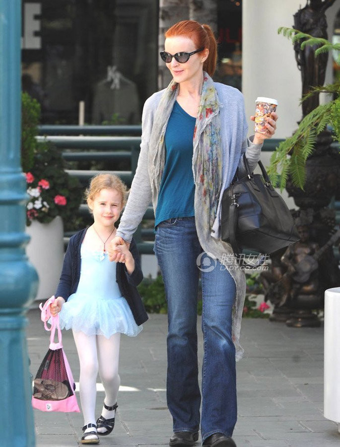 Marcia Cross, ngôi sao của "Những bà nội trợ kiểu mỹ" đón cô con gái dễ thương với váy múa và tất da trắng từ trường múa về. Marcia Cross, ngôi sao của "Những bà nội trợ kiểu mỹ" đón cô con gái dễ thương với váy múa và tất da trắng từ trường múa về.