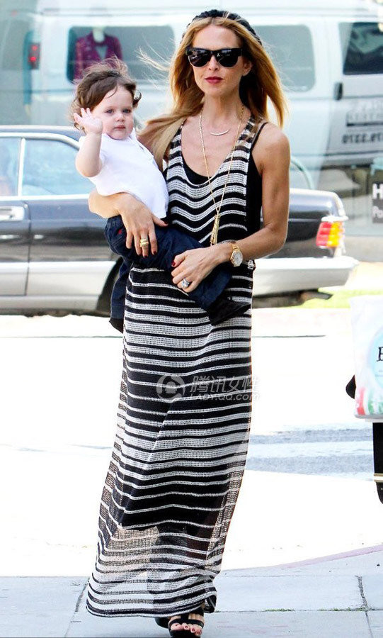 Rachel Zoe ăn vận thoải mái nhưng cậu bé lại rất lịch sự trong kiểu sao sơ mi bé xíu cùng quần jean của trẻ em. Rachel Zoe ăn vận thoải mái nhưng cậu bé lại rất lịch sự trong kiểu sao sơ mi bé xíu cùng quần jean của trẻ em.