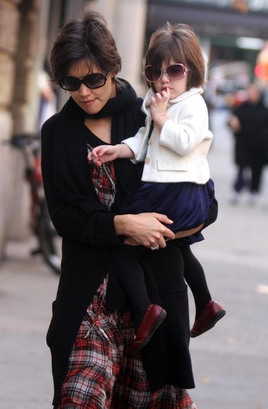 Là một diễn viên, nhưng có lẽ nhiều người biết đến cô là mẹ của cô công chúa nhỏ Suri nhiều hơn. Suri từ lúc còn rất nhỏ đã được giới báo chí "bám riết" từng bước đi cho đến ngày hôm nay, có thể nói bé Suri là ngôi sao thời trang nhí của Hollywood. Là một diễn viên, nhưng có lẽ nhiều người biết đến cô là mẹ của cô công chúa nhỏ Suri nhiều hơn. Suri từ lúc còn rất nhỏ đã được giới báo chí "bám riết" từng bước đi cho đến ngày hôm nay, có thể nói bé Suri là ngôi sao thời trang nhí của Hollywood.