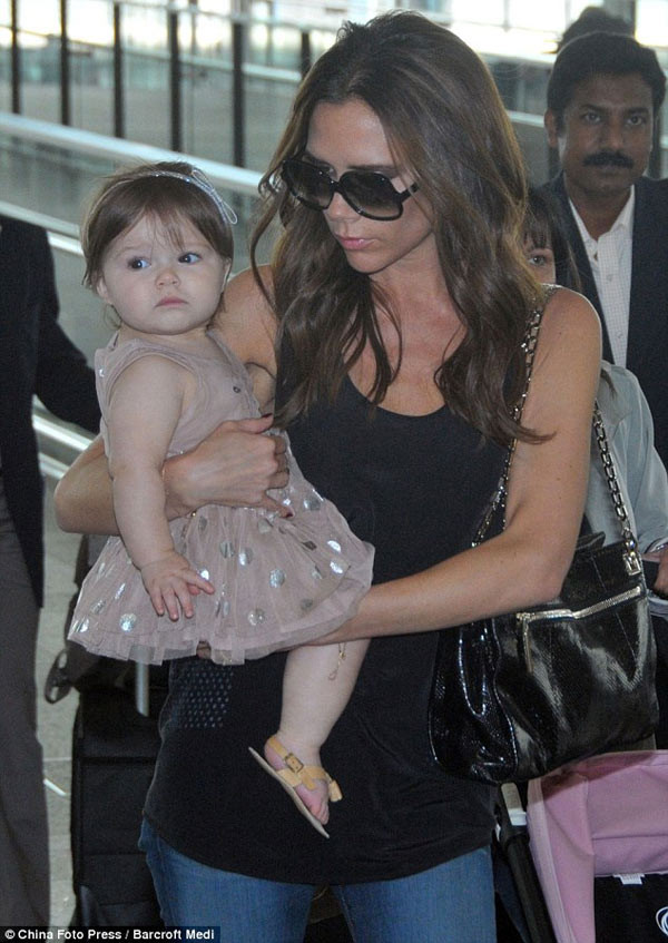 Mỗi lần xuất hiện hai mẹ con đều biết cách thu hút ống kính, đặc biệt bé Harper tuy còn nhỏ nhưng đã như một cô công chúa điệu đà với những chiếc váy lấp lánh và không hề sợ ống kính. Mỗi lần xuất hiện hai mẹ con đều biết cách thu hút ống kính, đặc biệt bé Harper tuy còn nhỏ nhưng đã như một cô công chúa điệu đà với những chiếc váy lấp lánh và không hề sợ ống kính.