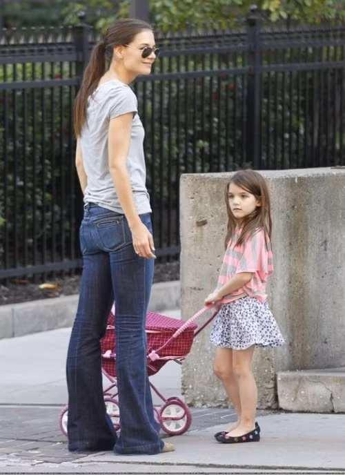 Tuy còn nhỏ nhưng bộ sưu tập hàng hiệu của cô công chúa nhà Tom Cruise lại không hề ít. Với phong cách điệu đà, dễ thương cô bé Suri luôn nổi bật mỗi khi xuất hiện. Tuy còn nhỏ nhưng bộ sưu tập hàng hiệu của cô công chúa nhà Tom Cruise lại không hề ít. Với phong cách điệu đà, dễ thương cô bé Suri luôn nổi bật mỗi khi xuất hiện.