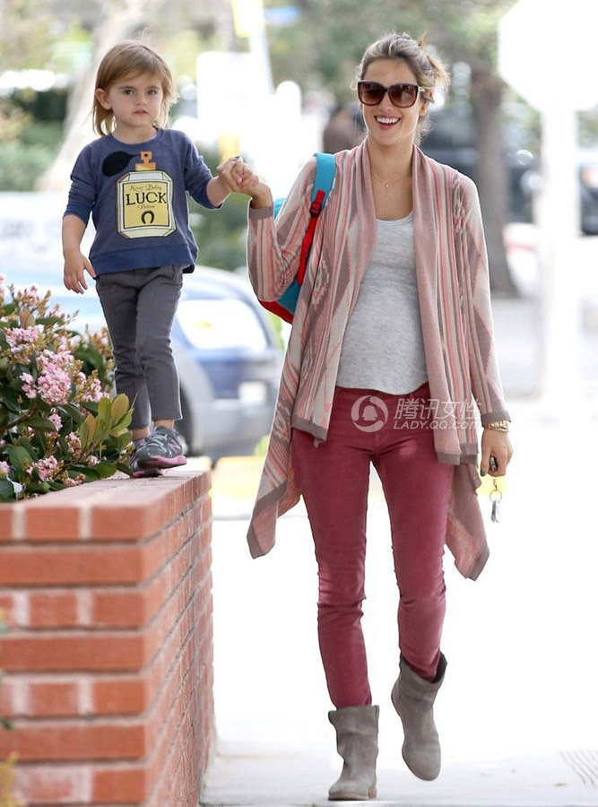 Siêu mẫu Alessandra Ambrosio xuống phố cùng bé xinh, em bé phong cách nhưng mẹ cũng không kém trong trang phục bà bầu. Siêu mẫu Alessandra Ambrosio xuống phố cùng bé xinh, em bé phong cách nhưng mẹ cũng không kém trong trang phục bà bầu.