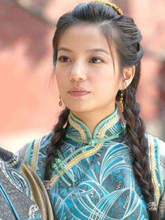 Năm 2005 lại một lần nữa cô cho thấy thực lực của mình trong sự nghiệp diễn xuất của mình với bộ phim "Kinh hoa yên vân". Năm 2006 Triệu Vy dẫn đầu top 10 nữ nghệ sĩ Trung Quốc xuất sắc nhất với vai diễn Diêu Mộc Lan trong phim truyền hình "Kinh hoa yên vân". Nhiều người công nhận rằng tạo hình mộc mạc, mái tóc tết bím của Triệu Vy mang đến cho cô vẻ đẹp cổ điển, thanh khiết rất riêng. Ảnh: baidu Xem thêm: 47 tuổi vẫn 'điềm nhiên' diện váy khiếm nhã Năm 2005 lại một lần nữa cô cho thấy thực lực của mình trong sự nghiệp diễn xuất của mình với bộ phim "Kinh hoa yên vân". Năm 2006 Triệu Vy dẫn đầu top 10 nữ nghệ sĩ Trung Quốc xuất sắc nhất với vai diễn Diêu Mộc Lan trong phim truyền hình "Kinh hoa yên vân". Nhiều người công nhận rằng tạo hình mộc mạc, mái tóc tết bím của Triệu Vy mang đến cho cô vẻ đẹp cổ điển, thanh khiết rất riêng. Ảnh: baidu Xem thêm: 47 tuổi vẫn 'điềm nhiên' diện váy khiếm nhã