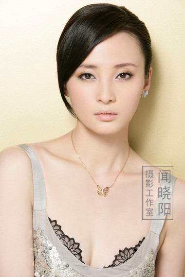 Tưởng Cần Cần, Học viện điện ảnh Bắc Kinh khóa 1994.Được mọi người biết đến với nghệ danh Thủy Linh, là ngọc nữ của nhà văn Quỳnh Dao với hàng loạt bộ phim như "Trời xanh đổ lệ", "Vì nghĩa phụ tình", "Phong vân"... Xem thêm: Phạm Băng Băng "khuân" tứ đại mỹ nữ Trung Hoa lên thảm đỏ Cannes