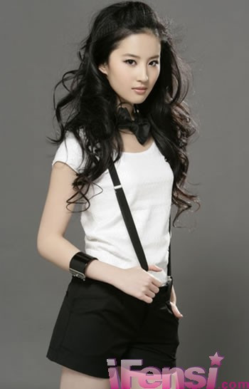 Buổi sáng một quả trứng, một cốc sữa, một nửa quả táo hoặc khoai tây và một ít chân giò hun khói. Buổi trưa dùng một chén cơm cùng thức ăn. Buổi tối tốt nhất là ăn cơm vào khoảng 7 giờ, sau 9 giờ không nên ăn, tốt nhất chỉ nên uống một chén nước hoa quả. Phối hợp với vận động càng có hiệu quả cao hơn. Xem thêm: Phạm Băng Băng "khuân" tứ đại mỹ nữ Trung Hoa lên thảm đỏ Cannes