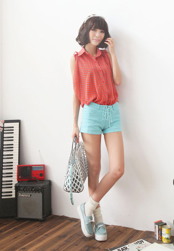 Kết hợp sơ mi bồng phong cách màu đỏ cùng quần màu xanh giúp bạn trở nên thời trang hơn. Xem thêm: Bí quyết "eo thon thả, dáng ngọc ngà" của 10 đại mỹ nhân Trung Hoa Kết hợp sơ mi bồng phong cách màu đỏ cùng quần màu xanh giúp bạn trở nên thời trang hơn. Xem thêm: Bí quyết "eo thon thả, dáng ngọc ngà" của 10 đại mỹ nhân Trung Hoa